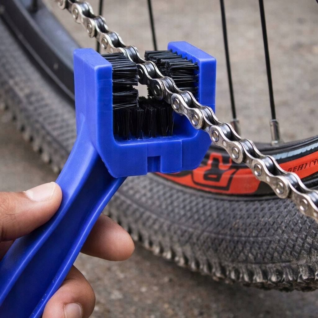 Cog and chain cleaning brush